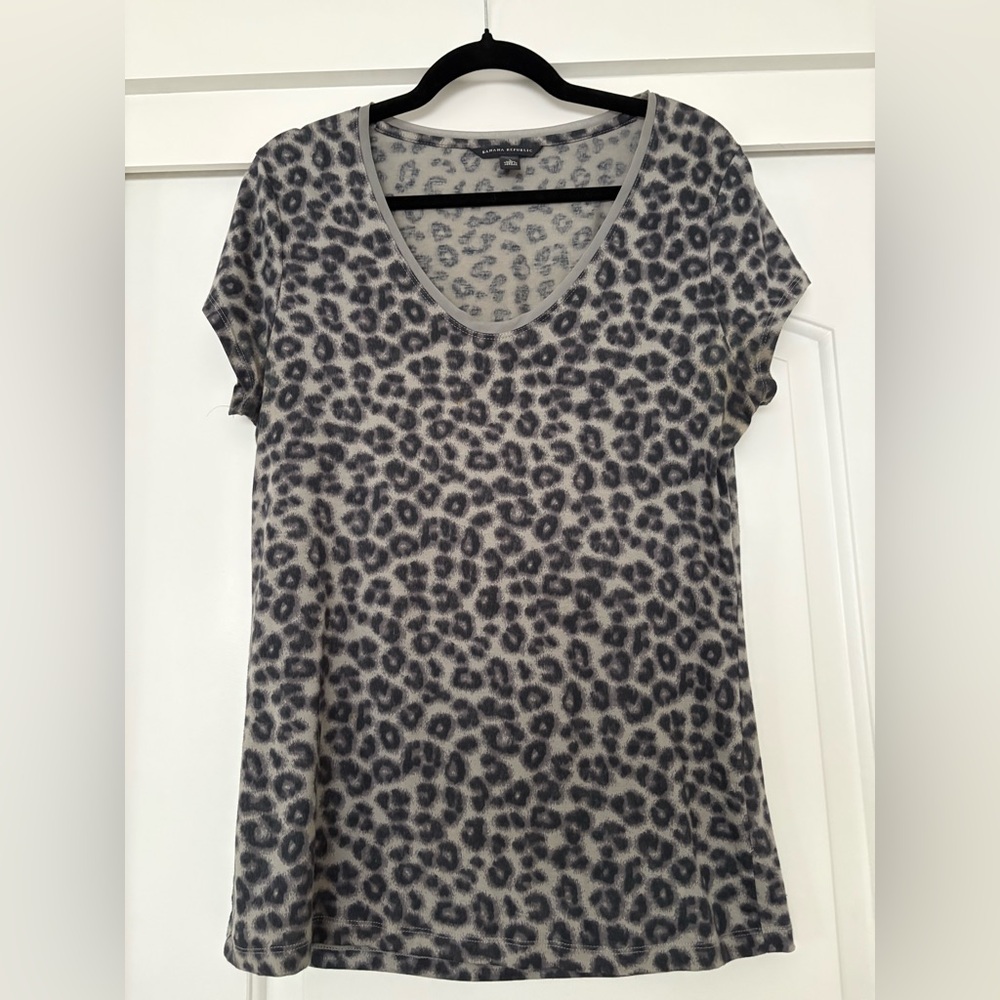 Banana Republic Gray Leopard Print V-Neck Tee